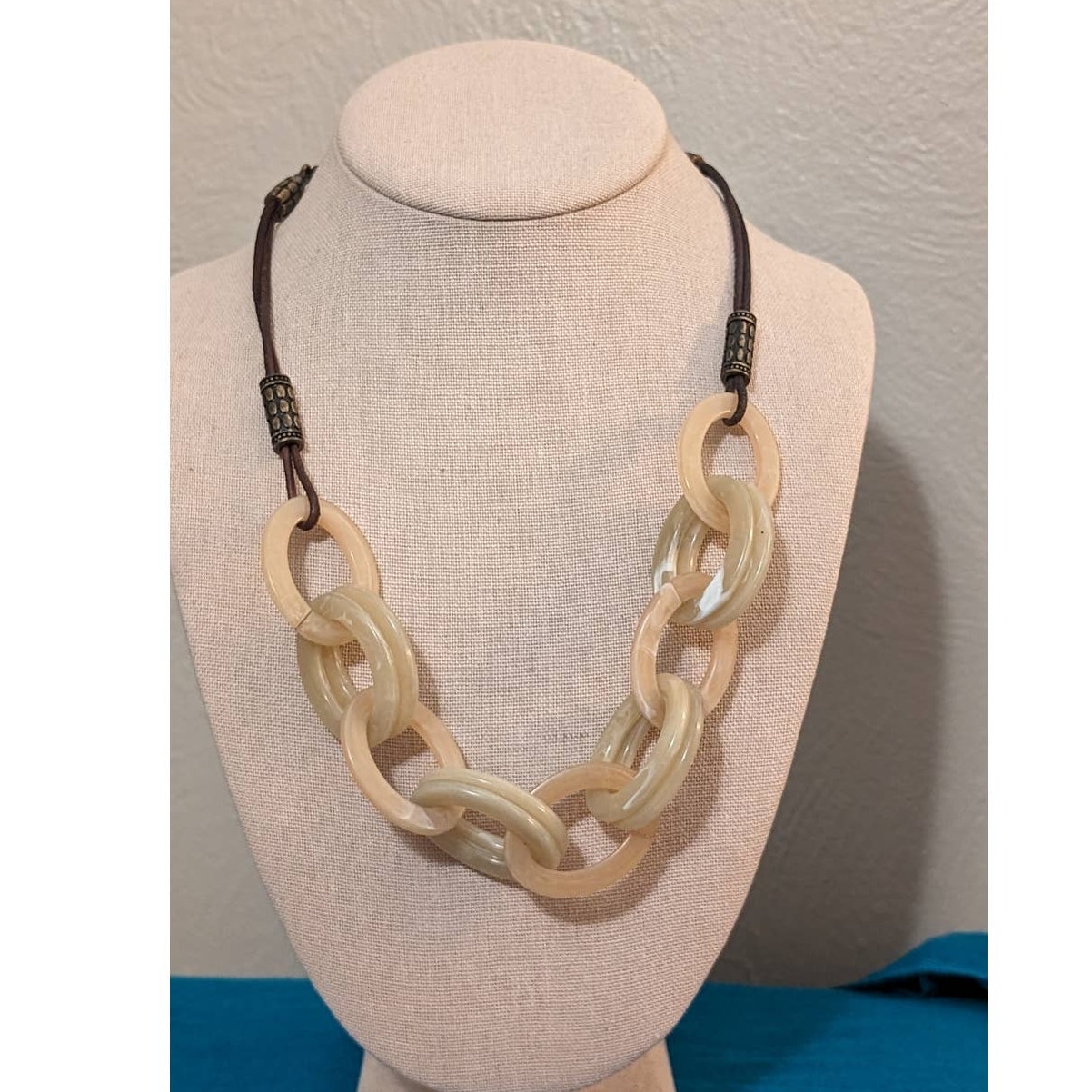 Vintage Avon Art Deco Style Creamy Lucite Oval Chain Link Adjustable Necklace 23$